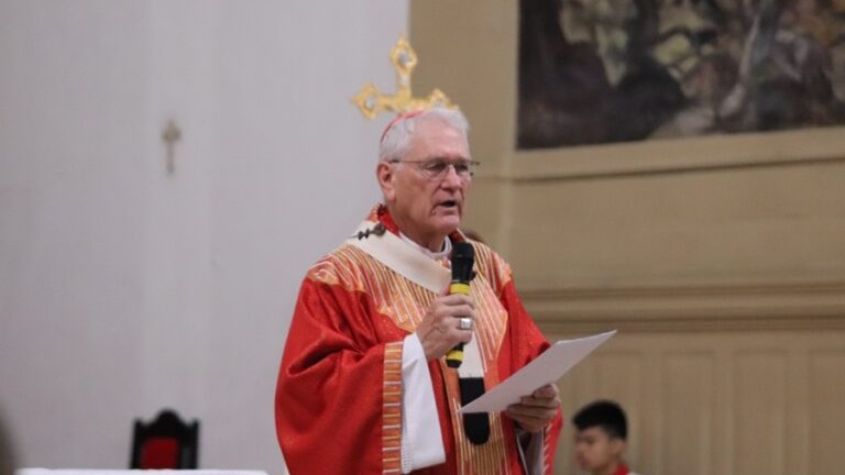 Cardeal Steiner: “Ao contemplarmos crucificado, contemplamos os crucificados dos nossos dias”