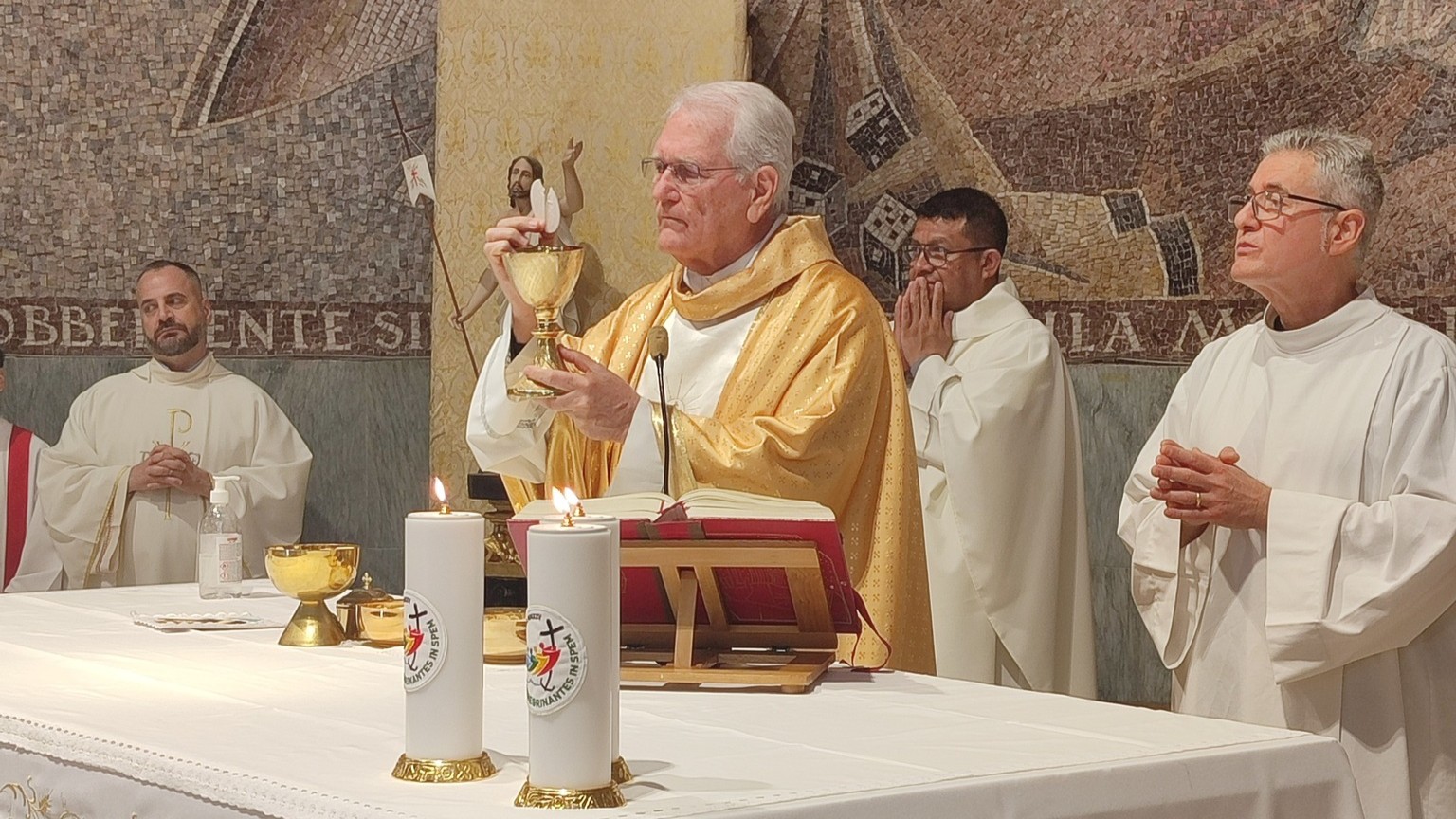 Cardeal Steiner em sua paróquia em Roma pede orações pelo Conclave