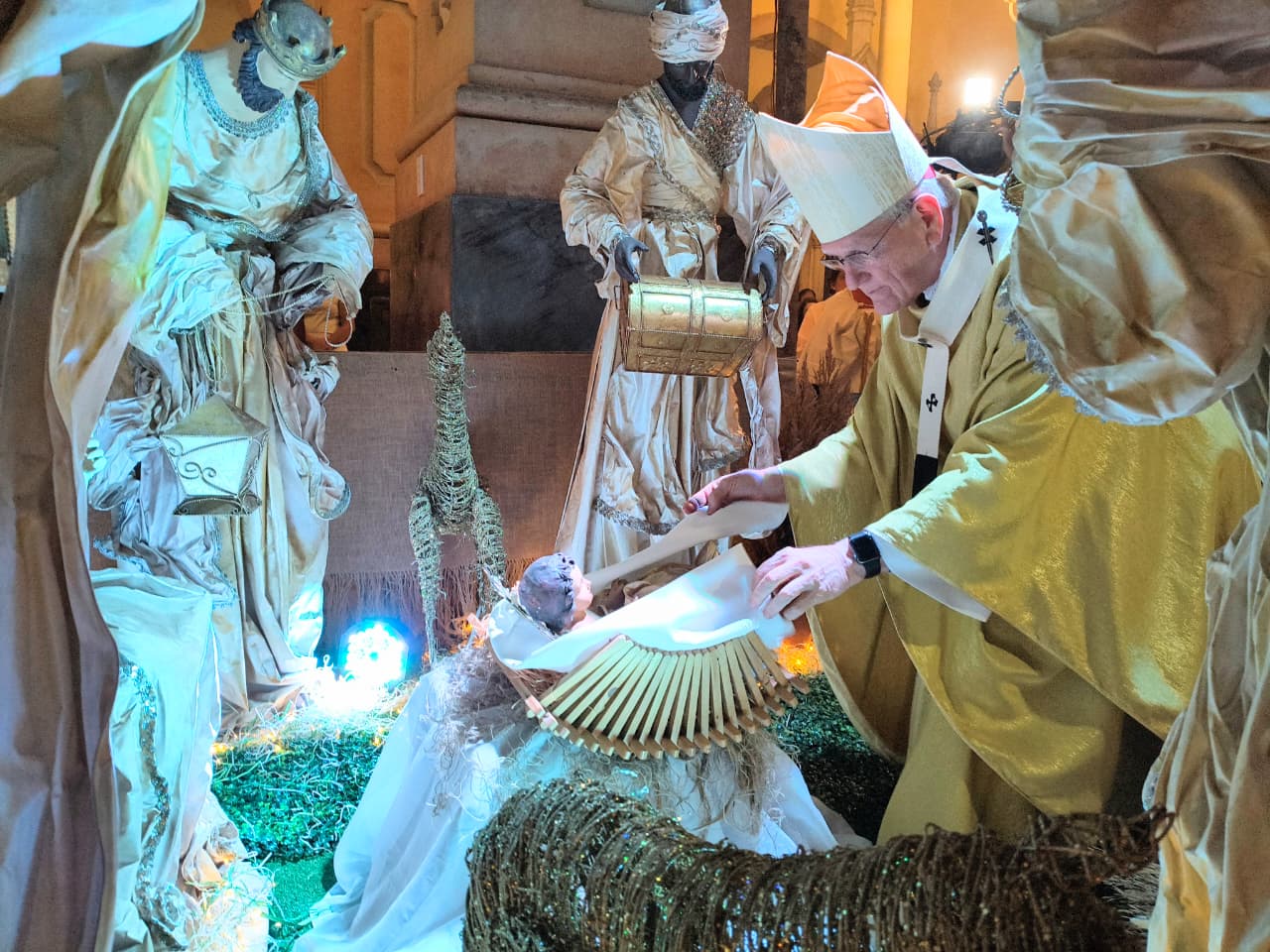 Cardeal Steiner: “Nesta noite somos envolvidos por um Deus menino”